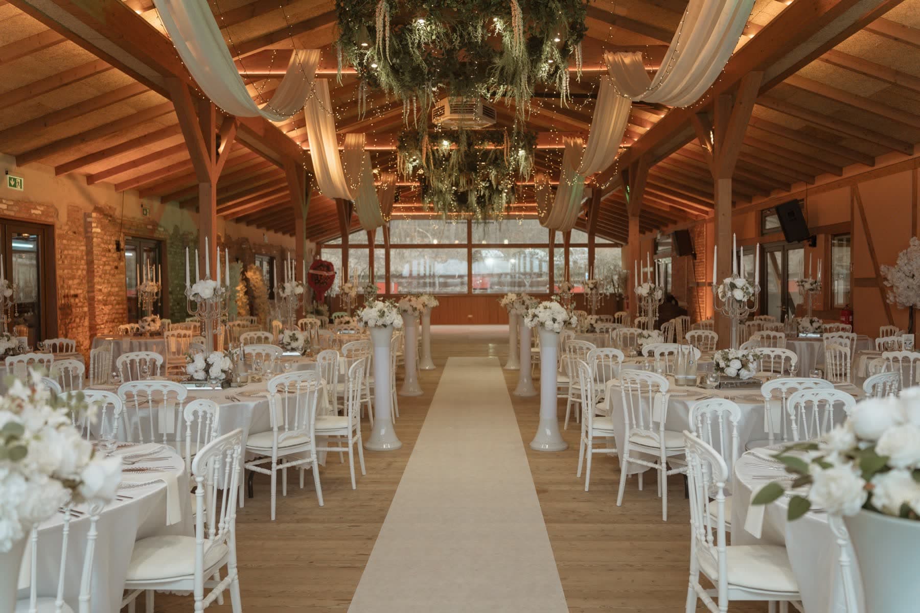 Festlich gedeckte Hochzeitstafeln im Saal von Lavenda am See