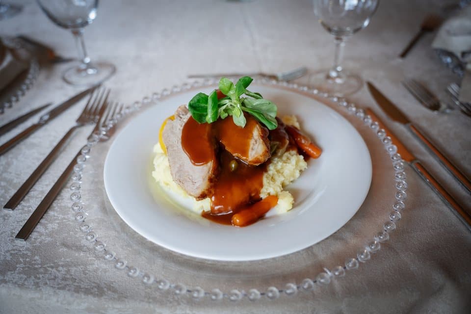 Kalbsrückenbraten mit gegrilltem Gemüse und Trüffel-Kartoffelpüree
