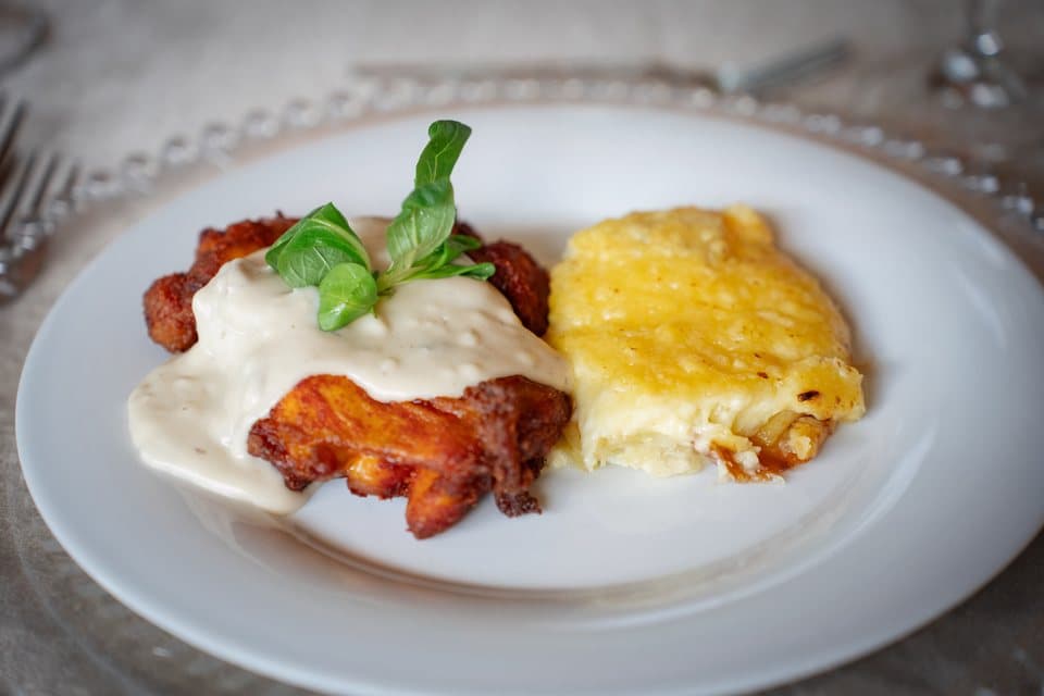 Külbasti, gegrilltes Hähnchenschenkelfilet mit Kartoffelgratin