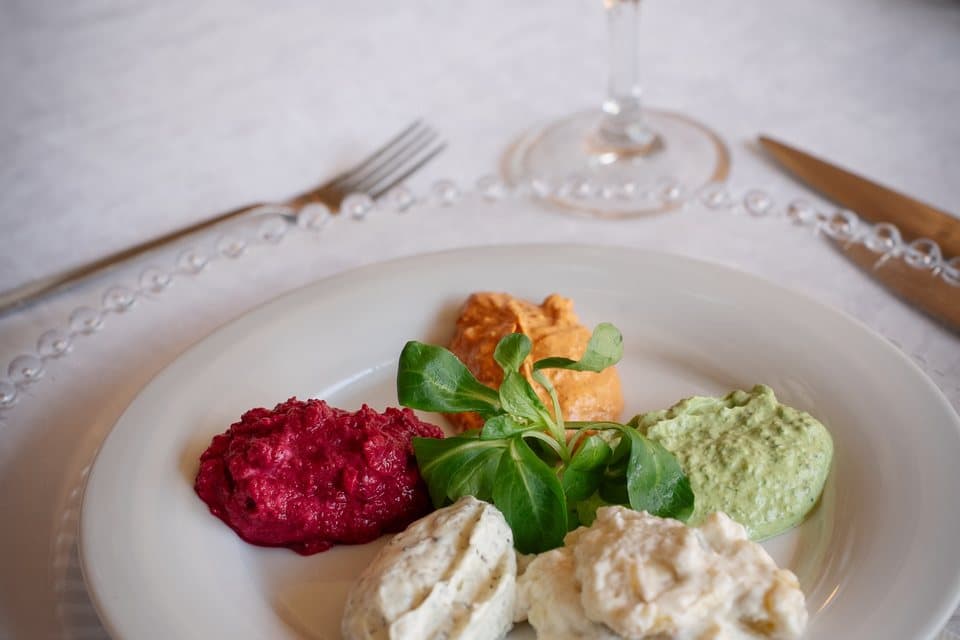 Kalte Vorspeisen und Meze auf dem Tisch bei Lavenda am See