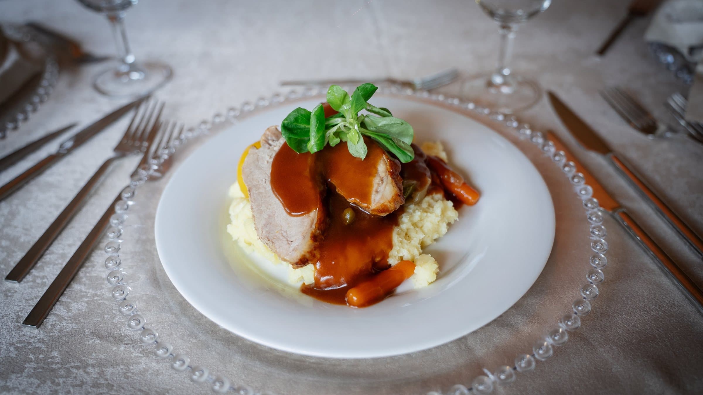 Kalbsrückenbraten mit gegrilltem Gemüse und Kartoffelpüree, serviert bei Lavenda am See