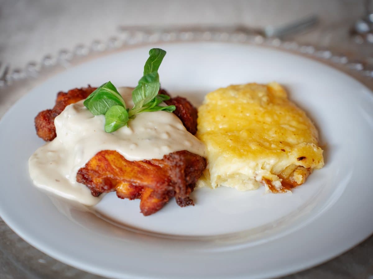 Külbasti, gegrilltes Hähnchenschenkelfilet mit Kartoffelgratin