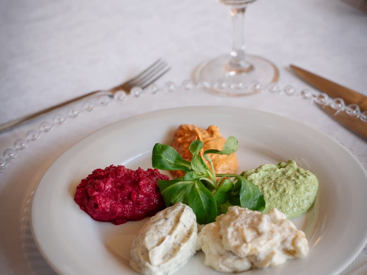 Kalte Vorspeisen und Meze auf dem Tisch bei Lavenda am See