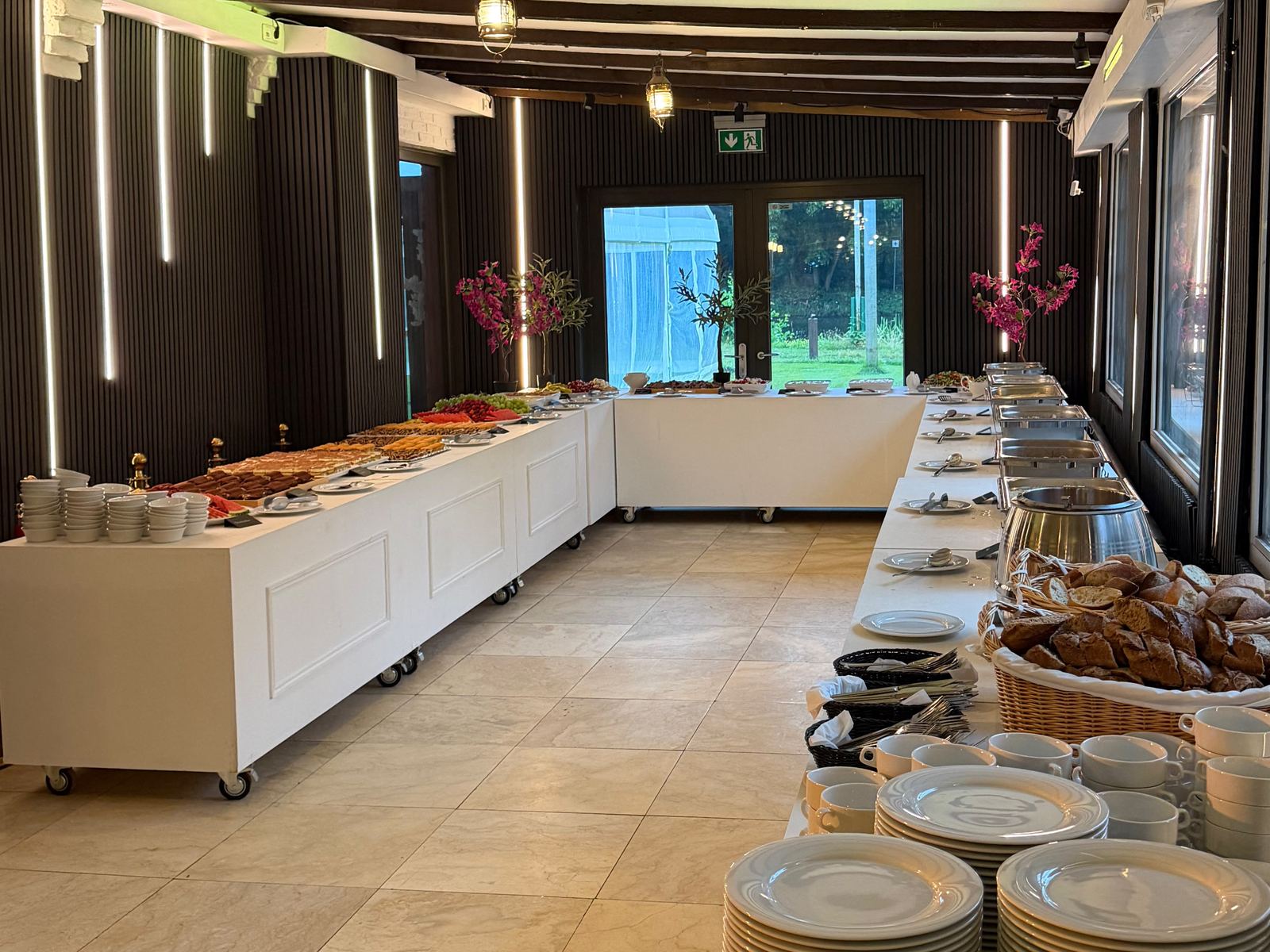 Aufgebautes Buffet im Saal von Lavenda am See