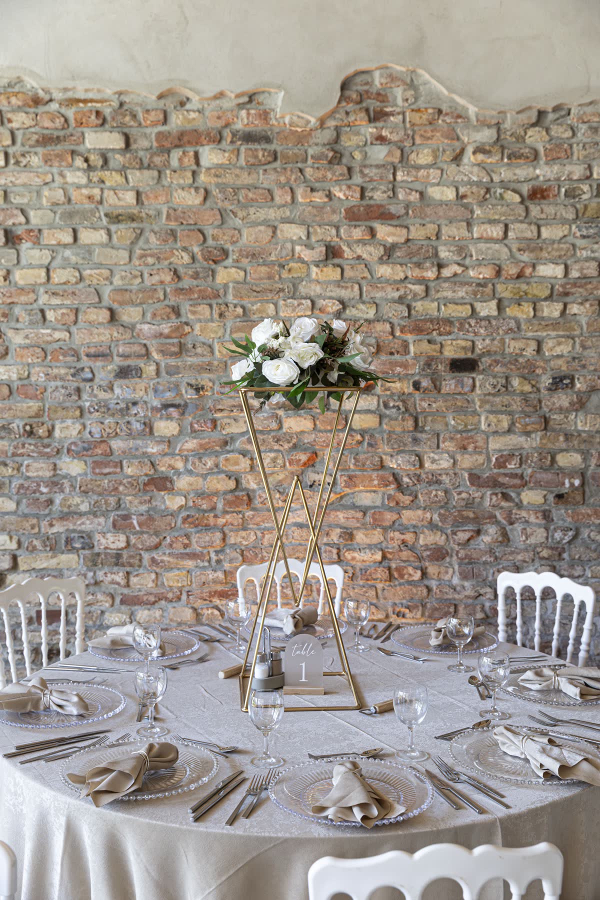 Elegante Tischdekoration mit hoher Blumenvase im Festsaal von Lavenda am See