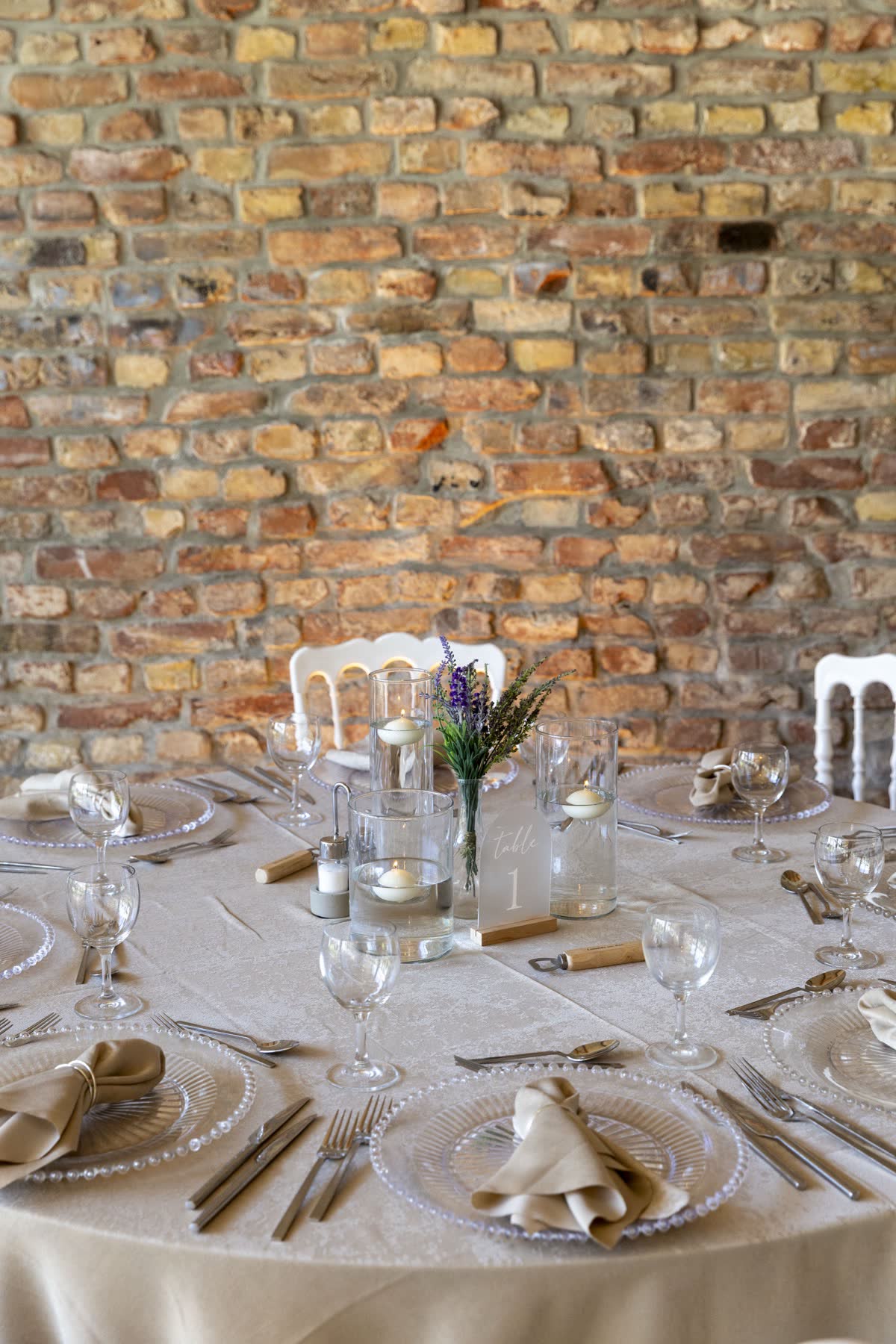 Gedeckte Tafel mit Kerzenleuchter und weißer Blumendeko bei Lavenda am See