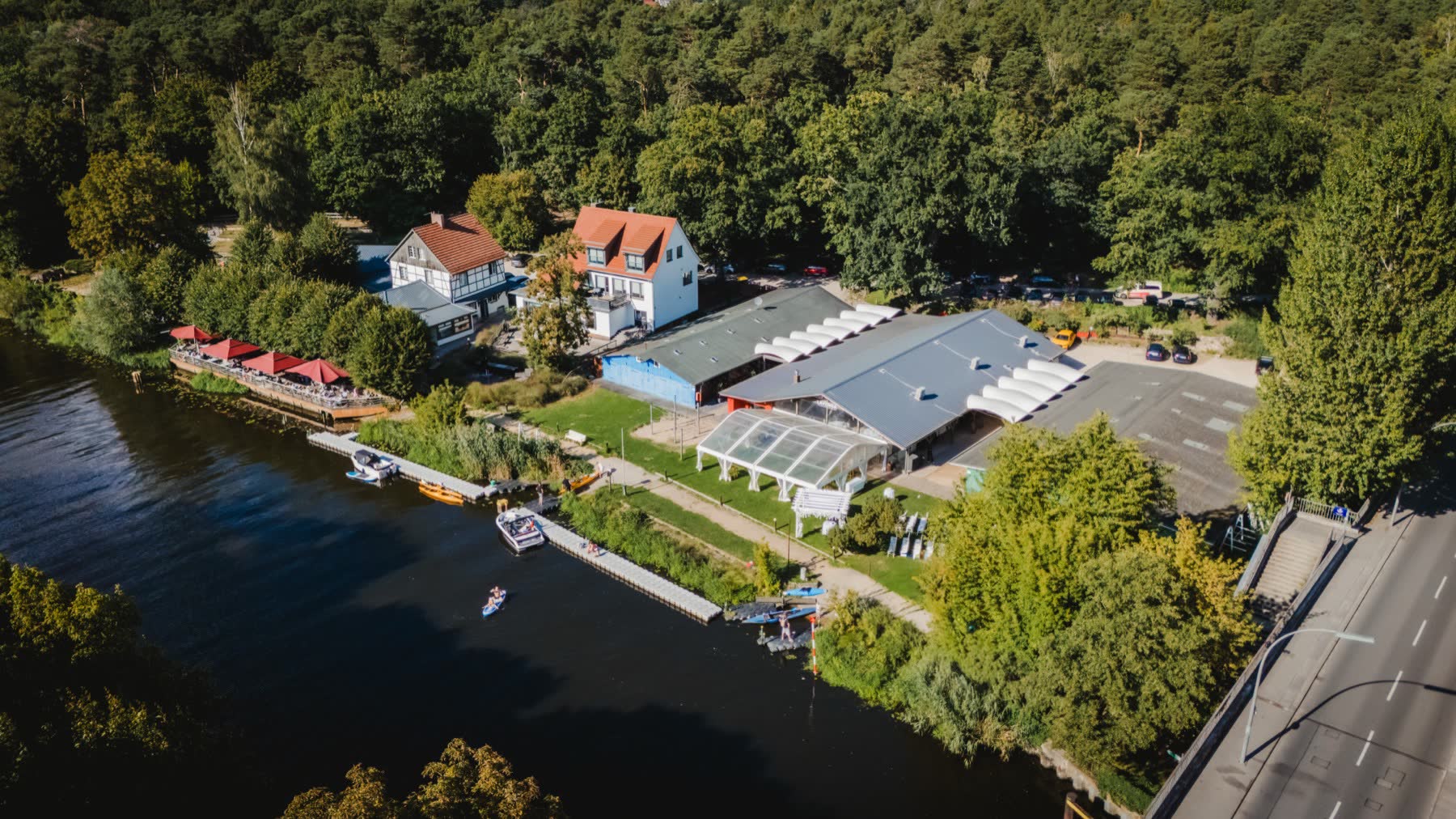 Luftaufnahme der Eventlocation Lavenda am See am Wasser