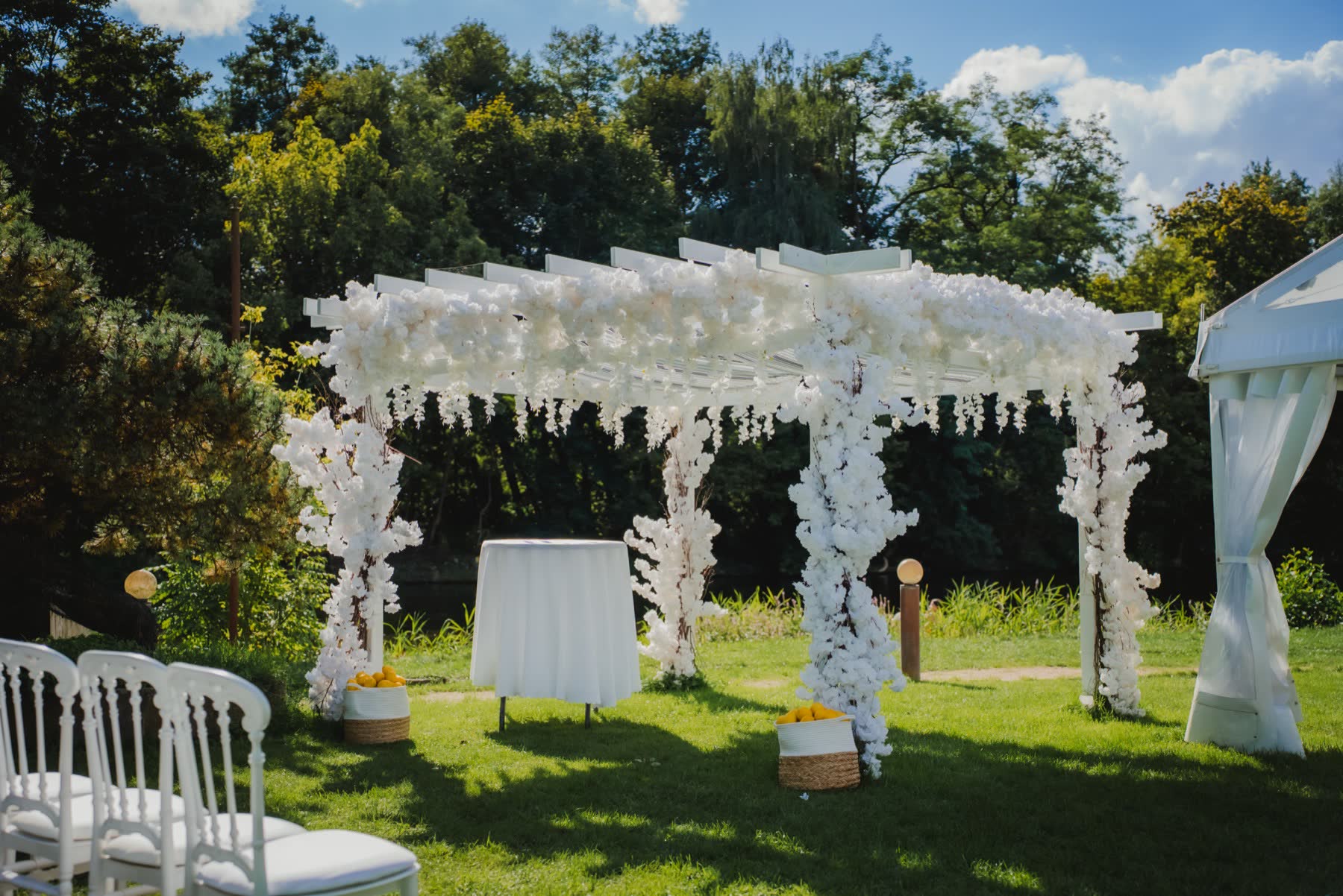 Festlich gedeckte Hochzeitstafel bei Lavenda am See