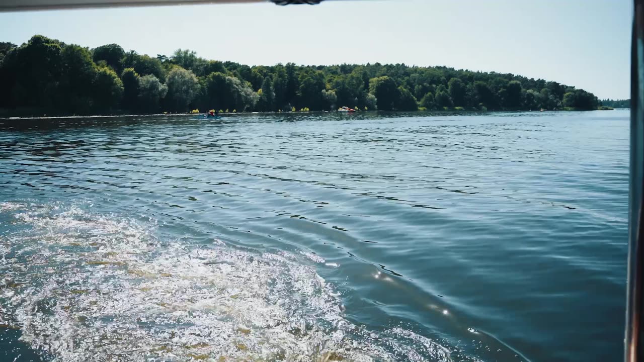 Ankunft per Yacht am Steg von Lavenda am See